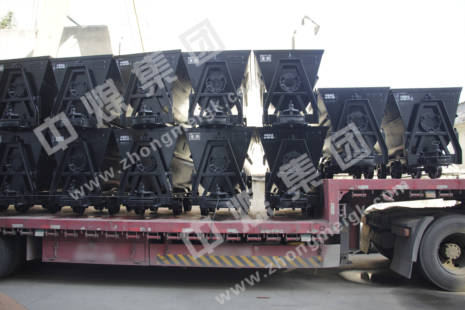 中煤集团一批矿车设备分别发往内蒙古两大矿区